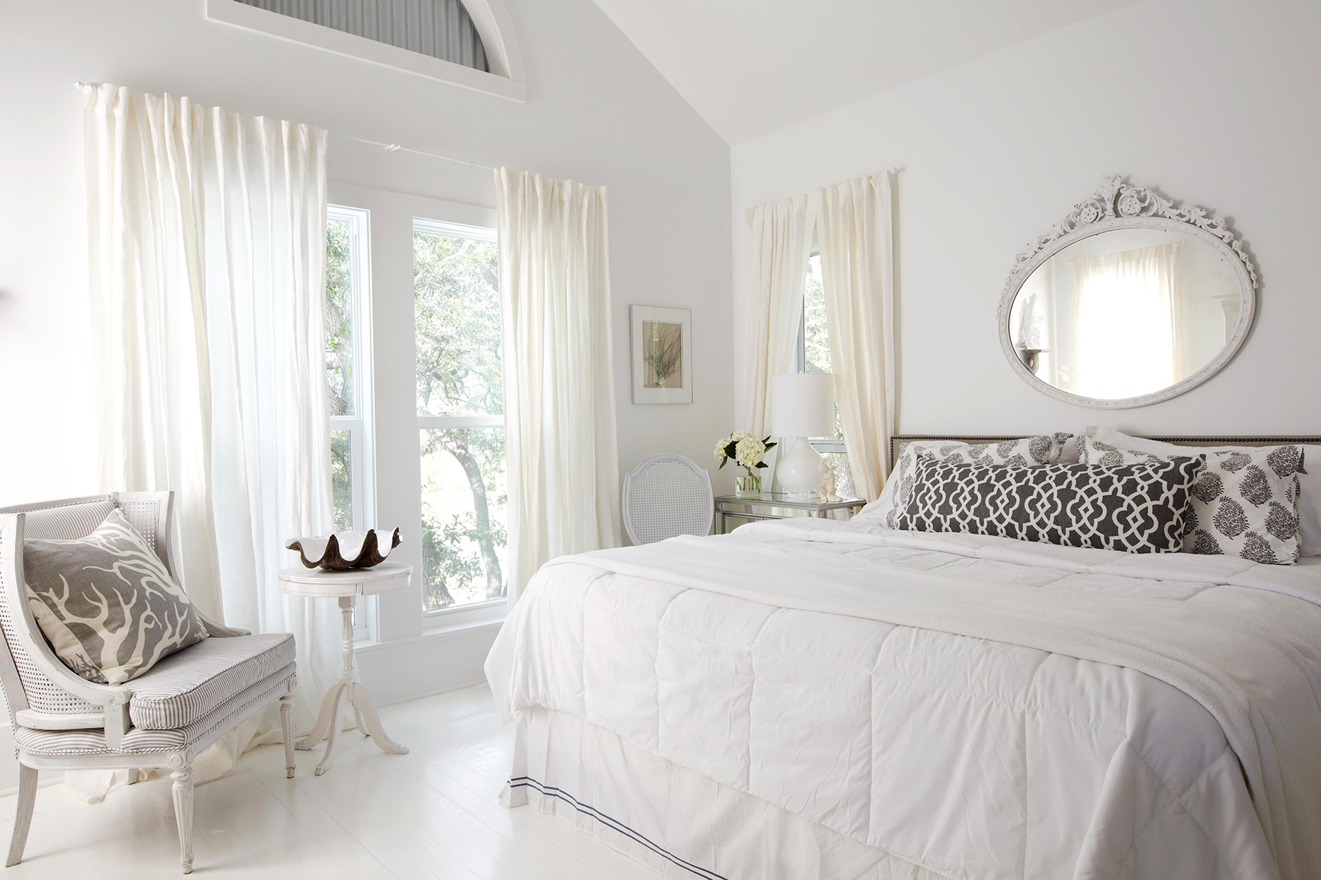 Biała sypialnia glamour z lustrem