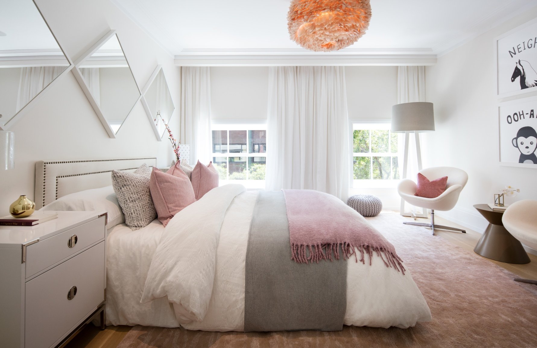 Une chambre à coucher blanche romantique avec une couleur rose