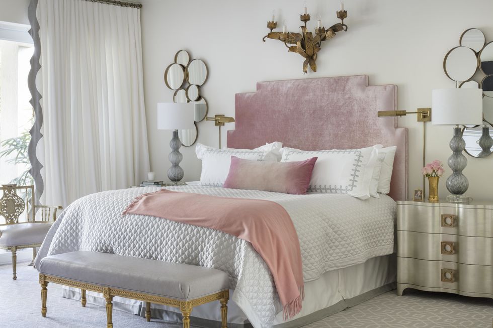Biała sypialnia z różowym łóżkiem