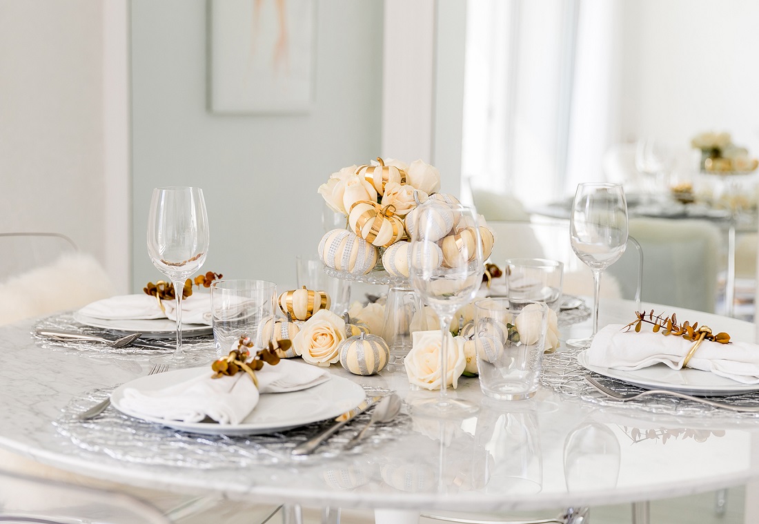 Puesta de mesa blanca glamurosa