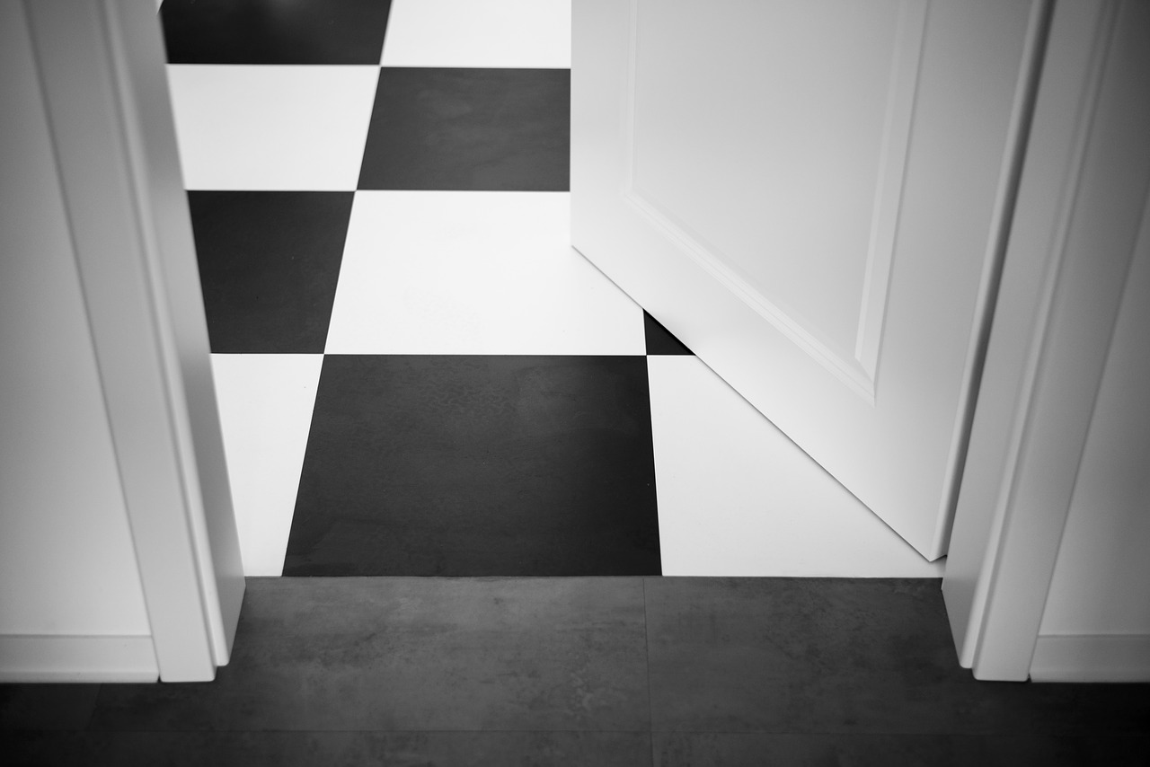 El suelo de la cocina en blanco y negro