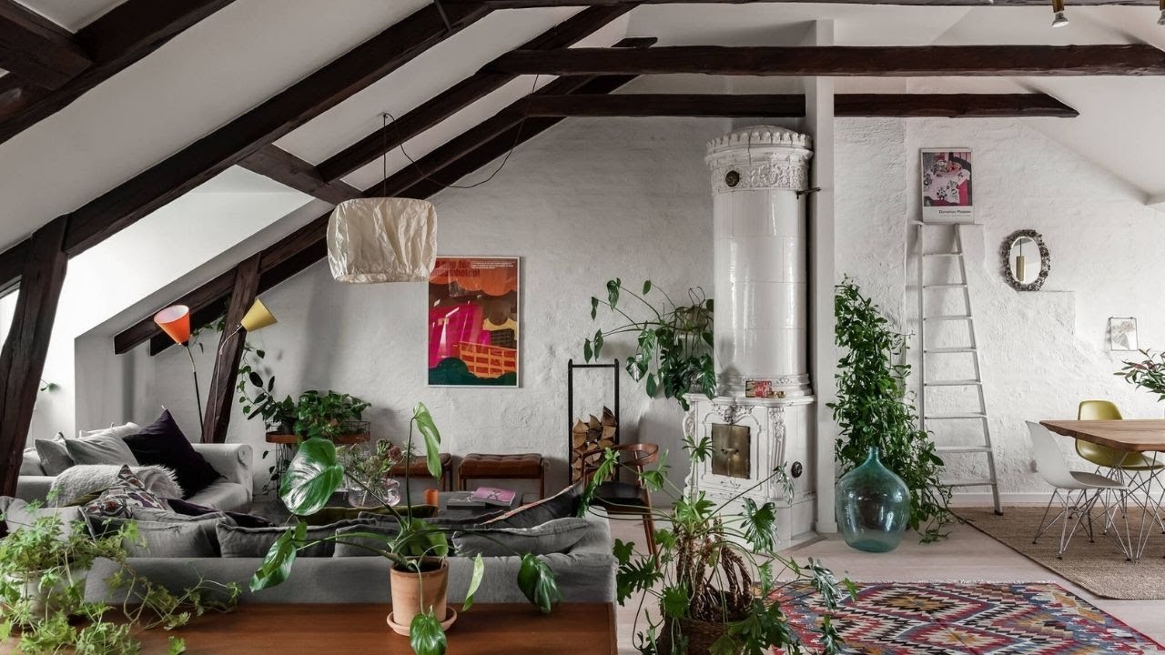 Гостиная в мансарде в стиле бохо с растениями