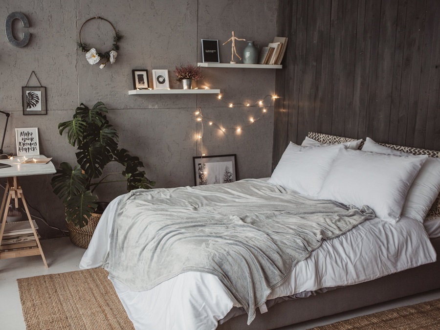 Una camera da letto in stile boho senza finestre