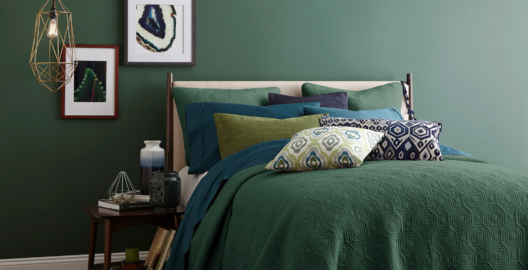 Butelkowa zieleń w sypialni - stwórz stylową oazę odpoczynku