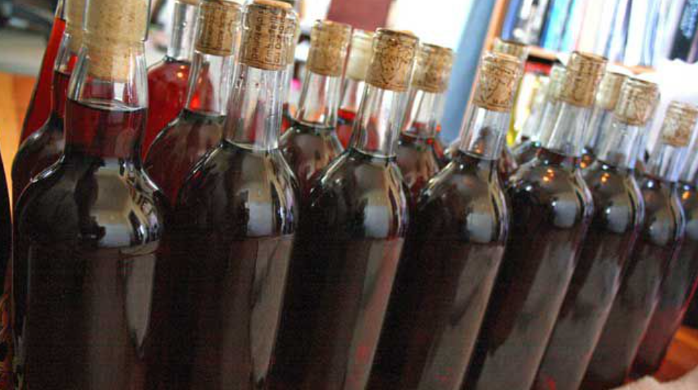 Wie füllt man selbstgemachten Wein in Flaschen ab?