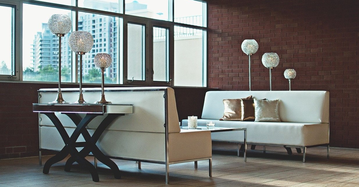 Pared de ladrillo en una sala de estar - un diseño minimalista con contraste