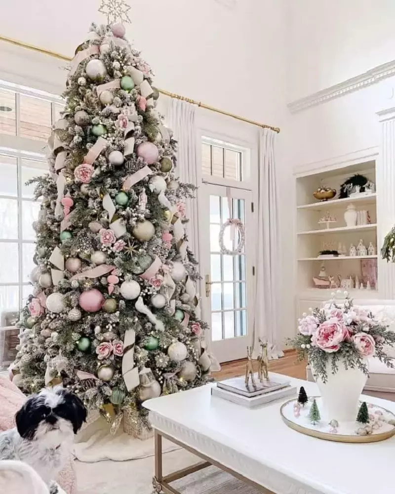 Ein weißer und rosafarbener Weihnachtsbaum mit vielen Ornamenten