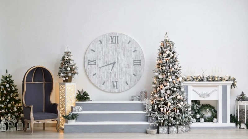 Un albero di Natale minimalista bianco e argento