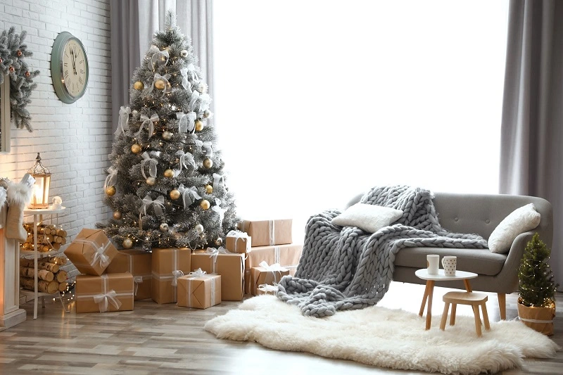 Un albero di Natale minimalista in oro e bianco