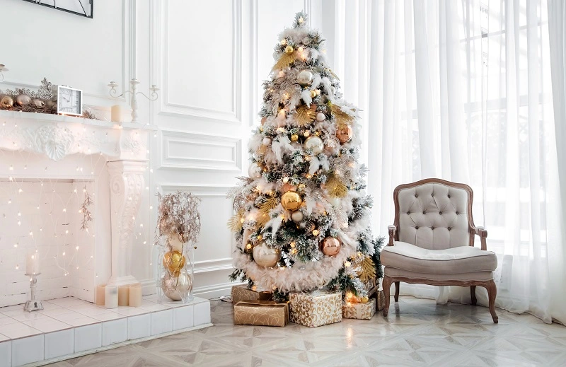 Inspiración para un árbol de Navidad dorado y blanco