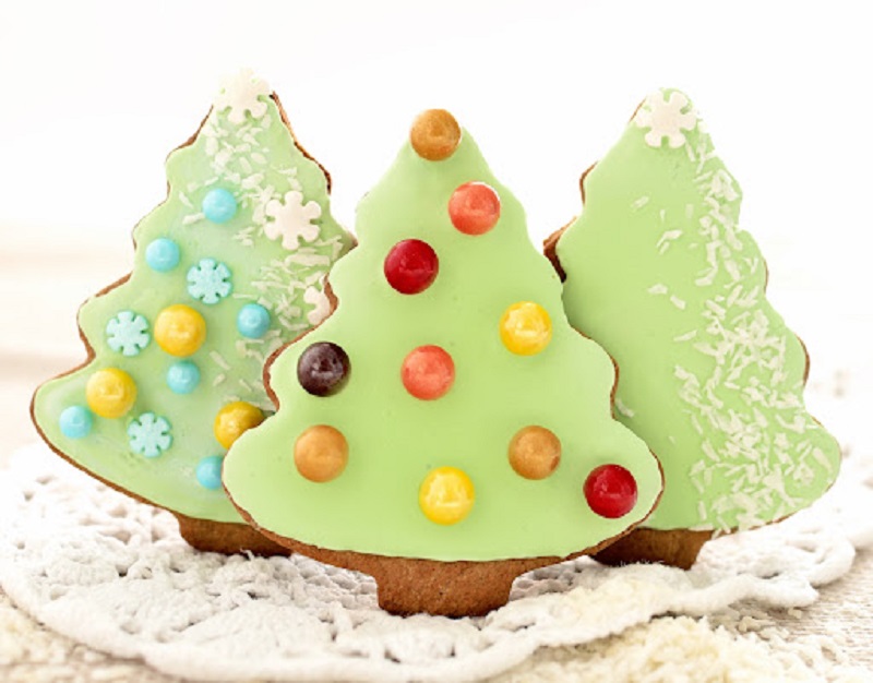 Árboles de Navidad con adornos - decoración de pan de jengibre
