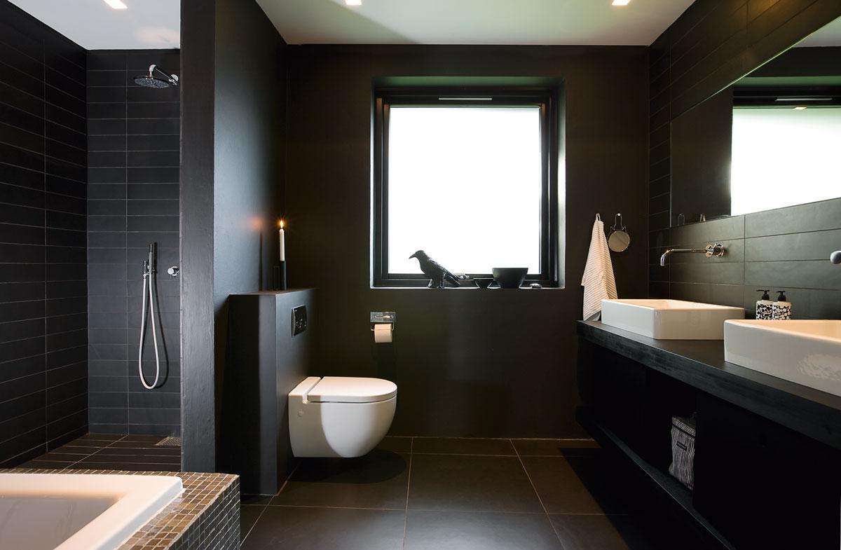 Ein sehr kleines Badezimmer - ganz in Schwarz