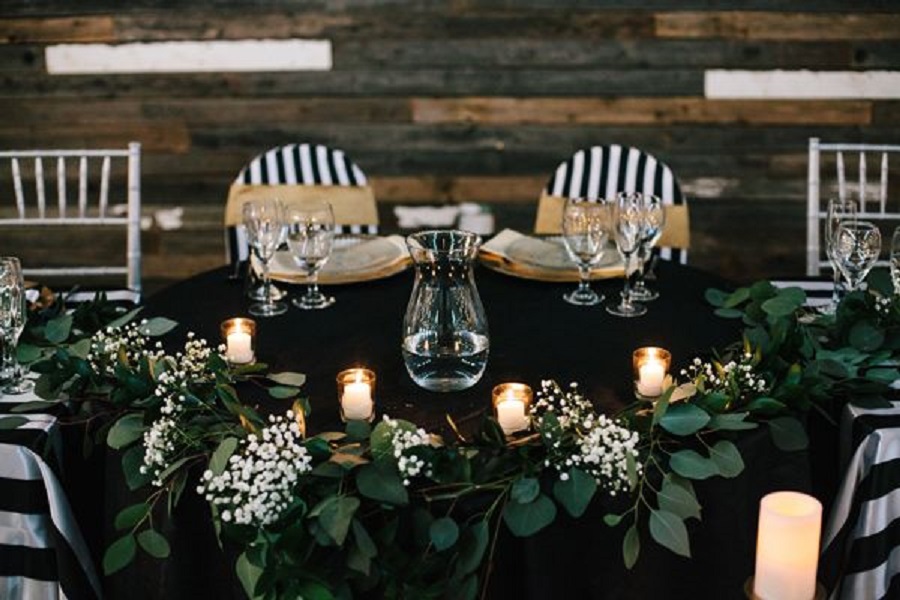 Elegant gedeckter Tisch - schwarz