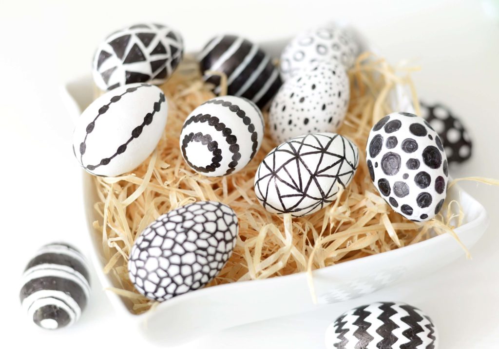 Minimaliste - œufs de Pâques noirs et blancs