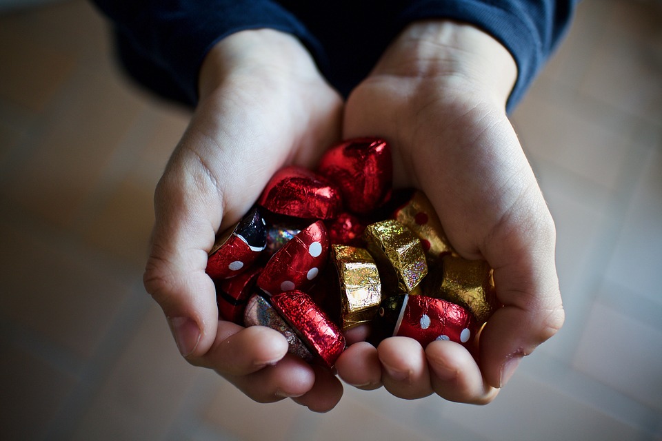 Ein leckeres Geschenk zum Großelterntag - ein Korb voller Lieblingsschokoladen