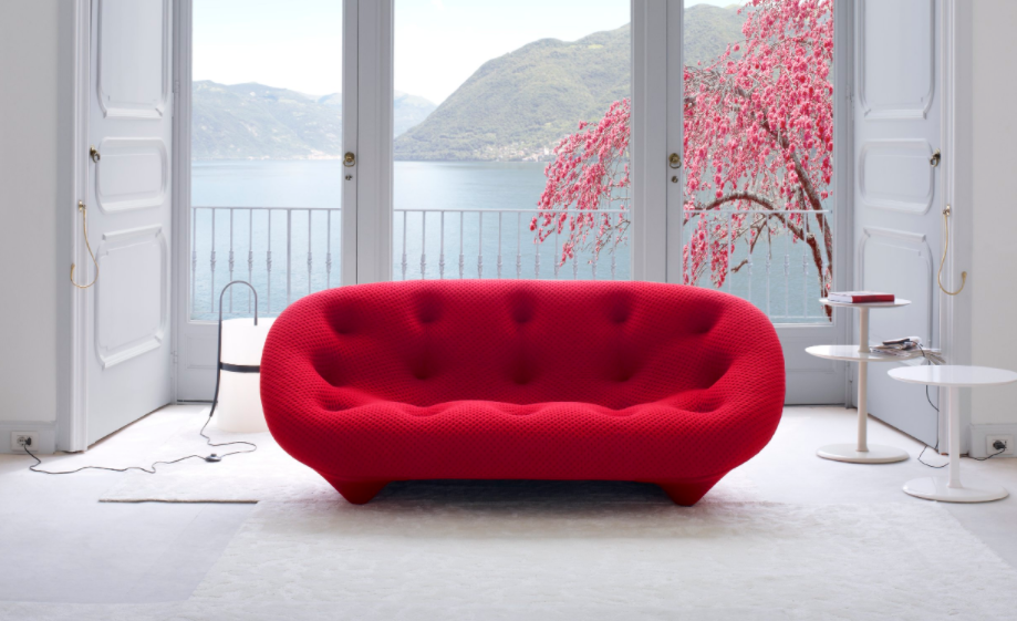 Farbe Rot - Sessel und ein Sofa in einem ungewöhnlichen Farbton