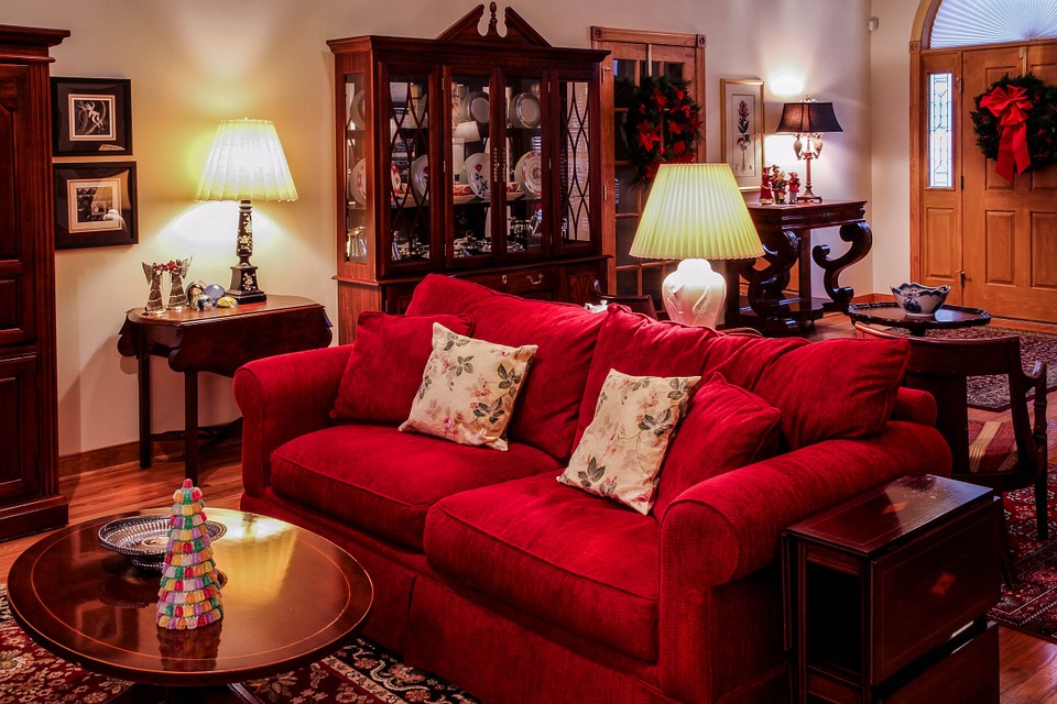 Sofá rojo decoración rústica