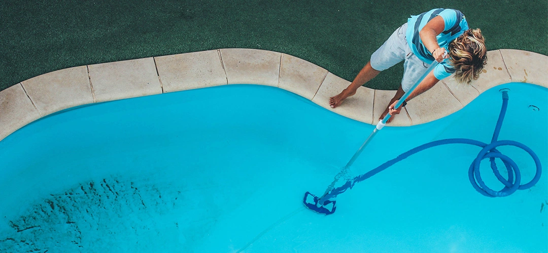 L'eau verte d'une piscine signifie-t-elle qu'il faut la remplacer ?