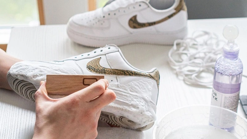 ¿Cómo limpiar los zapatos blancos?