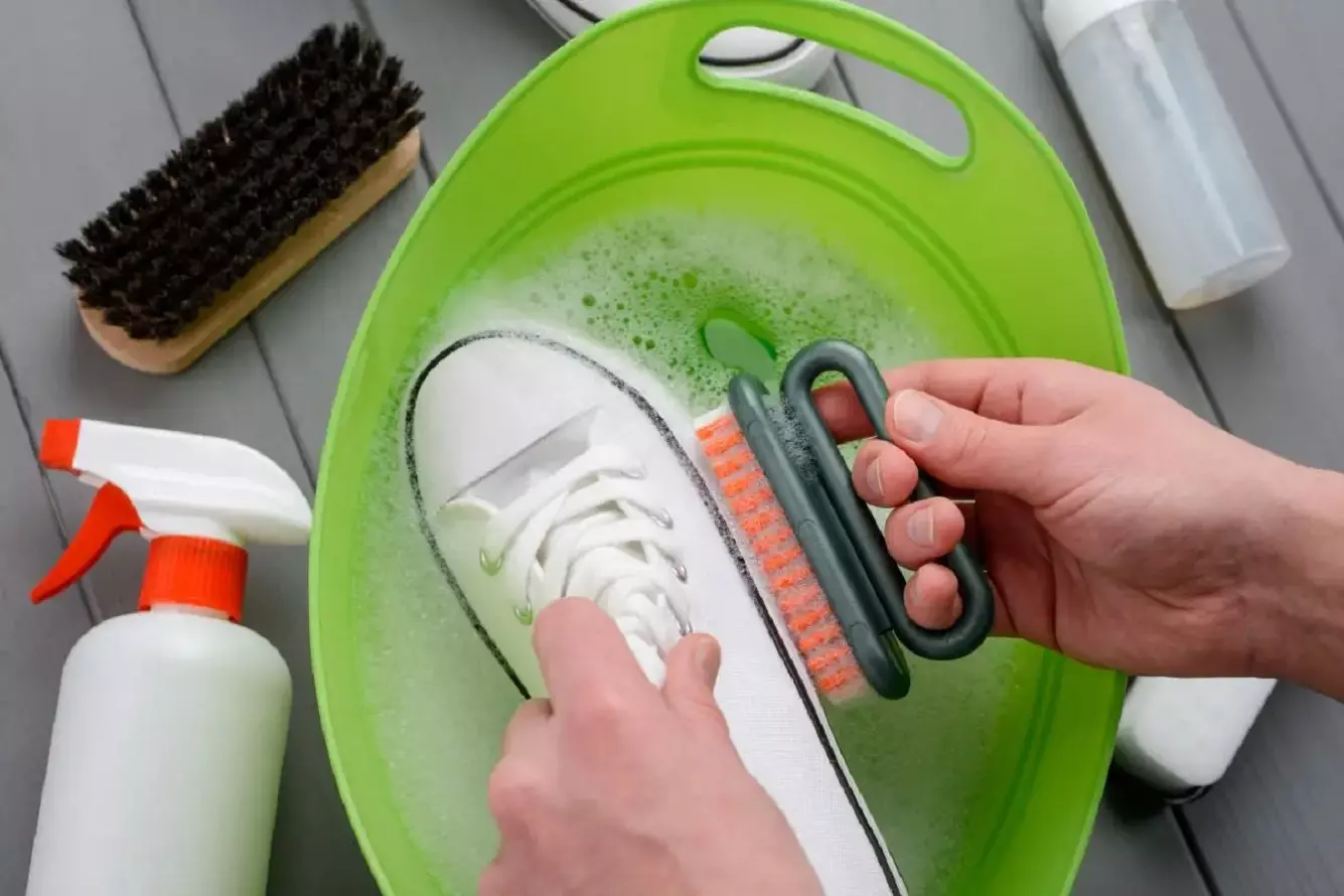 Как чистить обувь? 6 эффективных способов помыть обувь