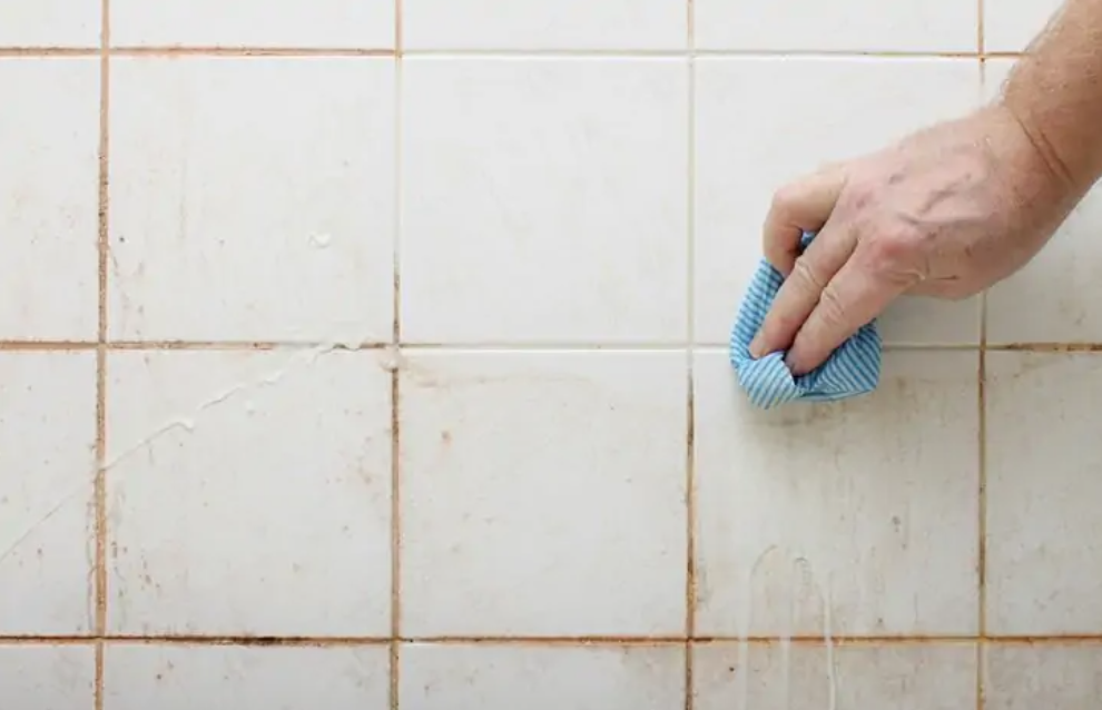 Cómo limpiar la lechada de la ducha con vinagre y bicarbonato de sodio