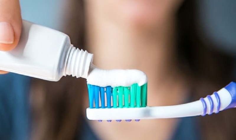 Limpieza de la lechada en el baño - pasta de dientes