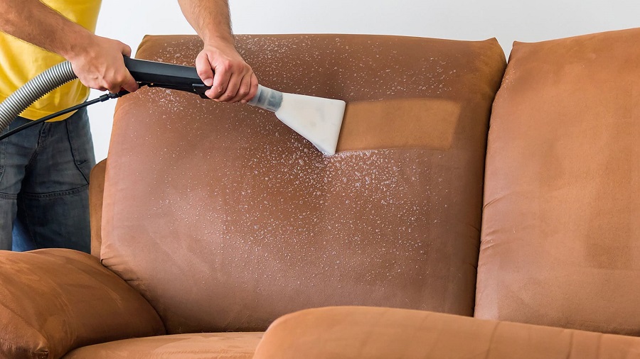 Wie entfernt man Fettflecken von einem Sofa?