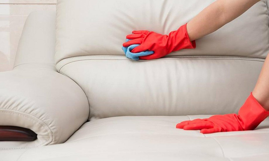Как почистить кожаный диван?