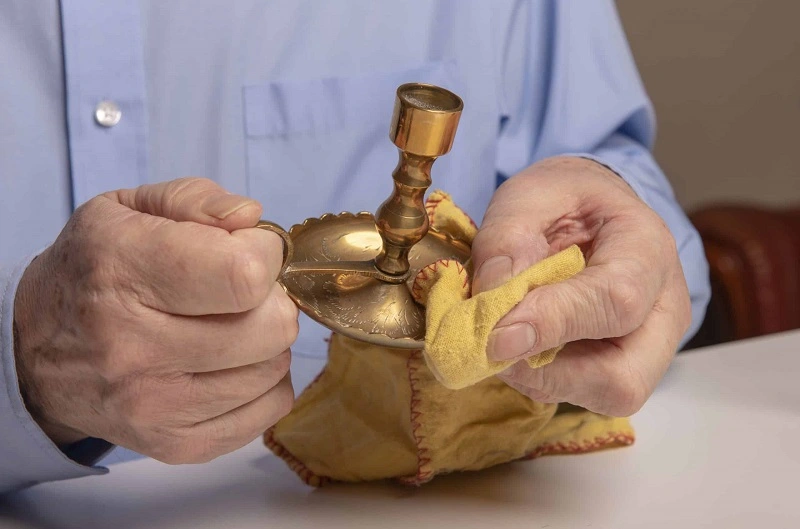 Cleaning brass with vinegar