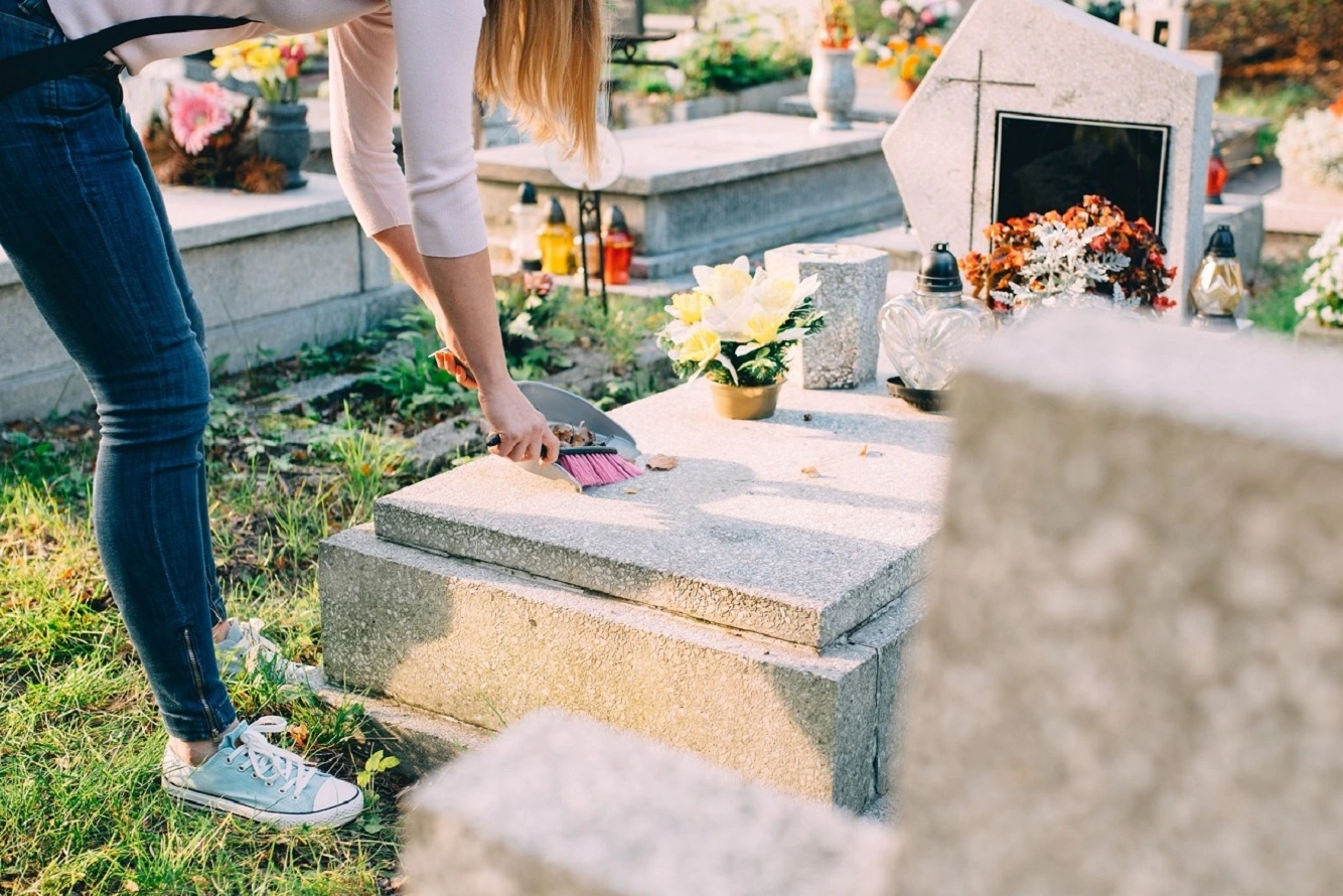 Как очистить надгробие - лучшие средства для удаления лишайника, грязи и воска