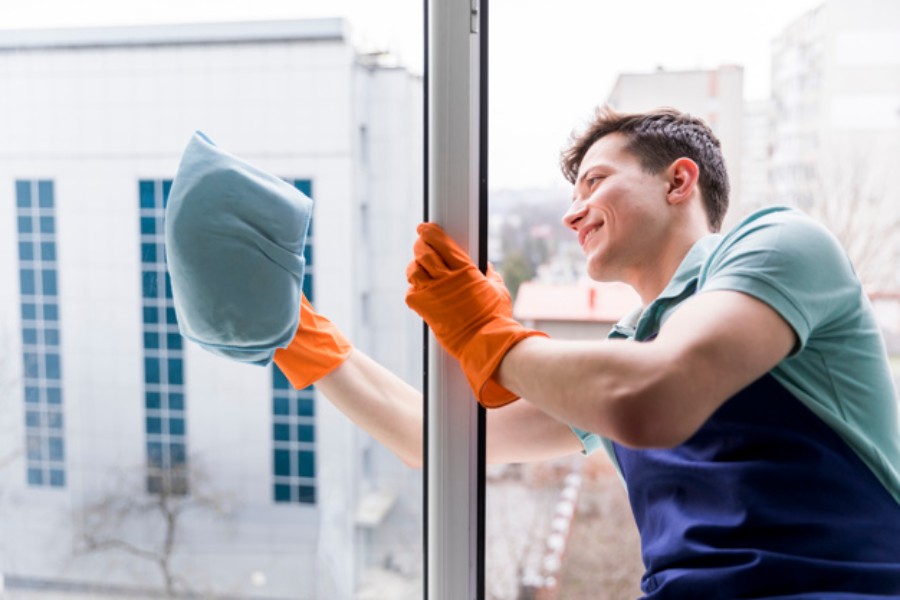 Un trucco di vita: pulire le finestre senza striature