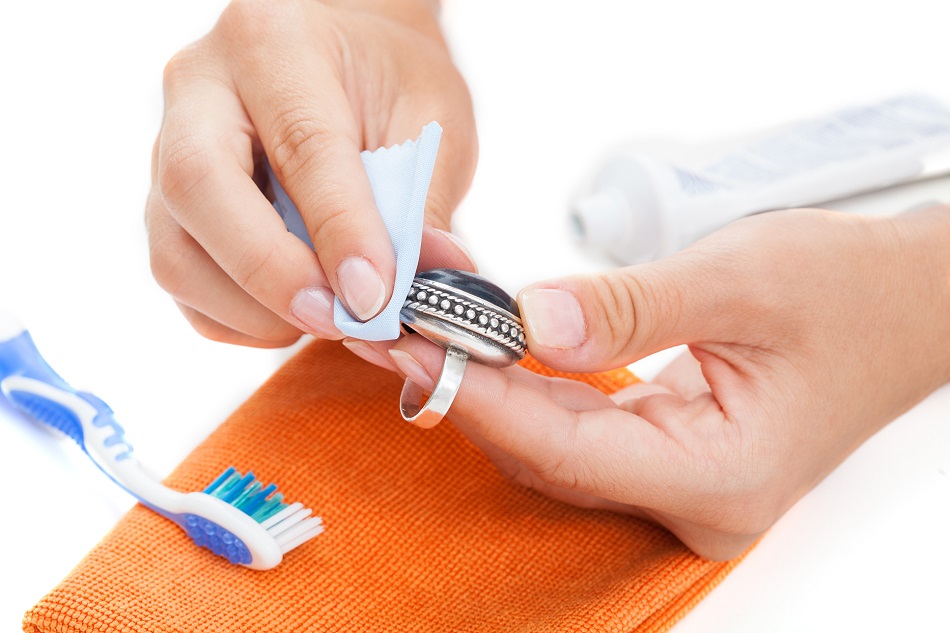 Чистка серебра зубной пастой - эффективна ли она?