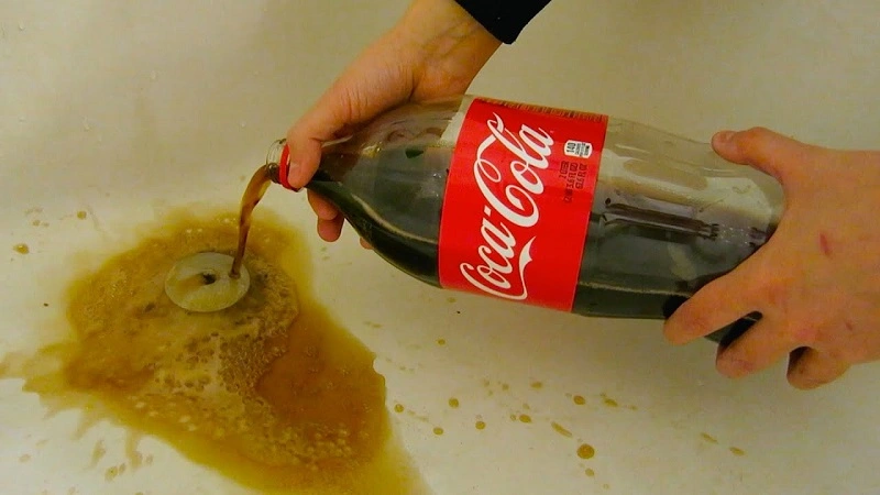 Cleaning the bathtub with Coca-Cola