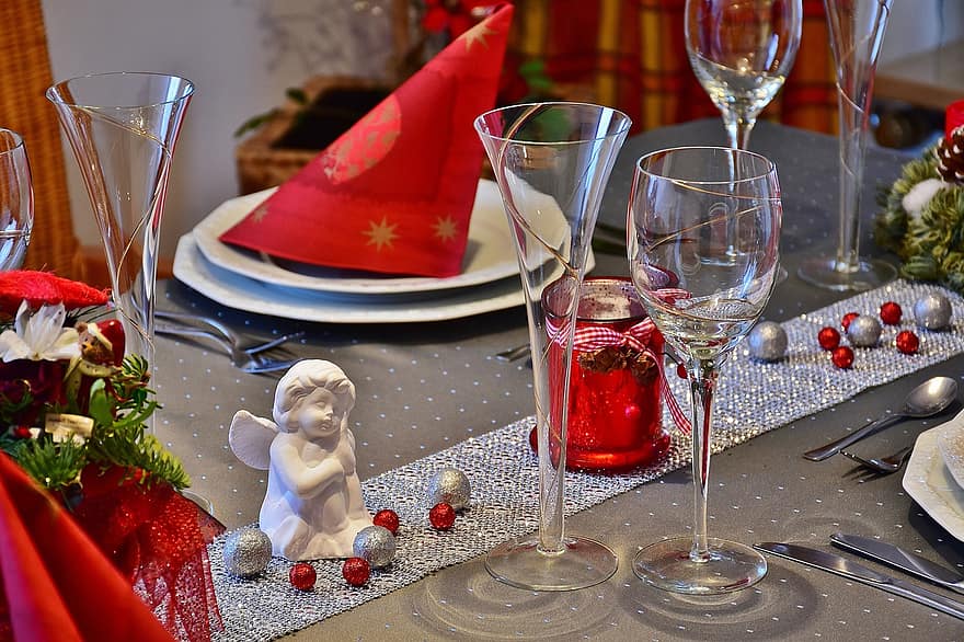 Red and silver Christmas table decorations