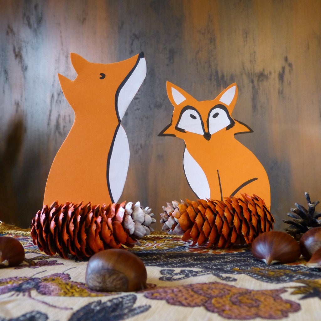 Bricolage d'automne - des renards avec des queues de pommes de pin