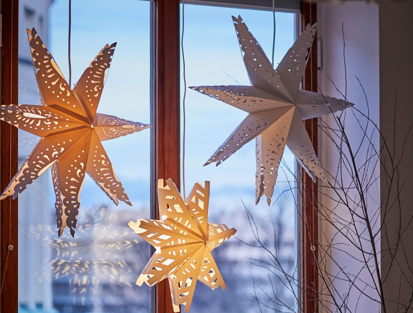 Idee per le finestre di Natale - decorazione dei vetri delle finestre