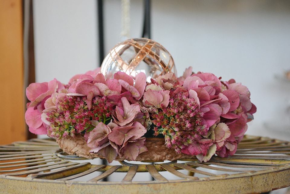 Guirnaldas y composiciones florales: decoración primaveral única para el hogar