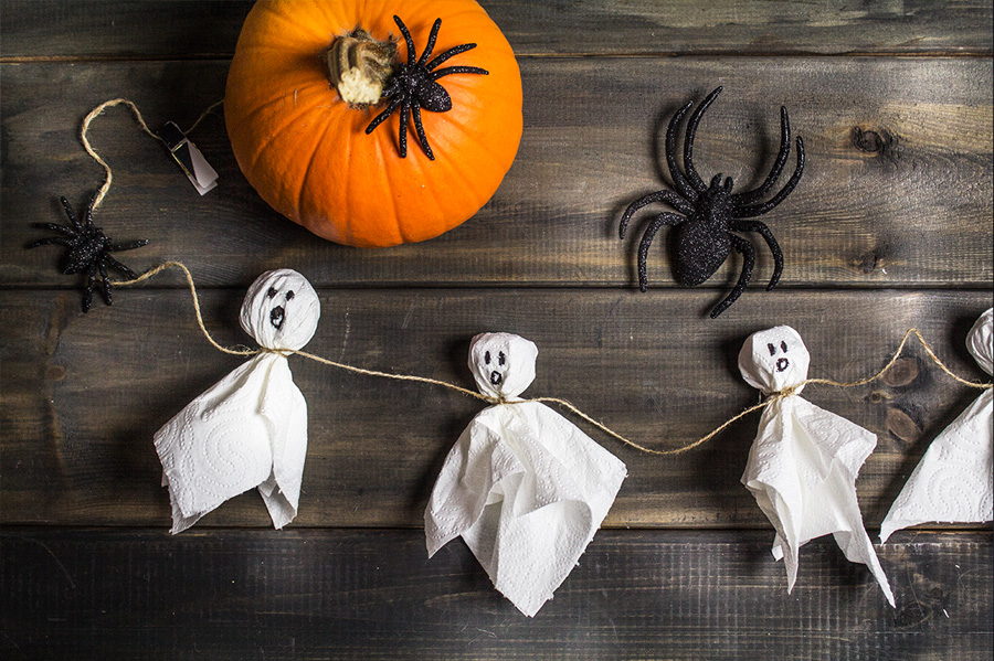 Duszki z chusteczki higienicznej - dekoracje na Halloween