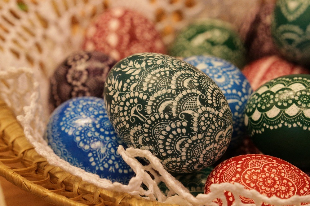 Huevos de Pascua rayados de colores