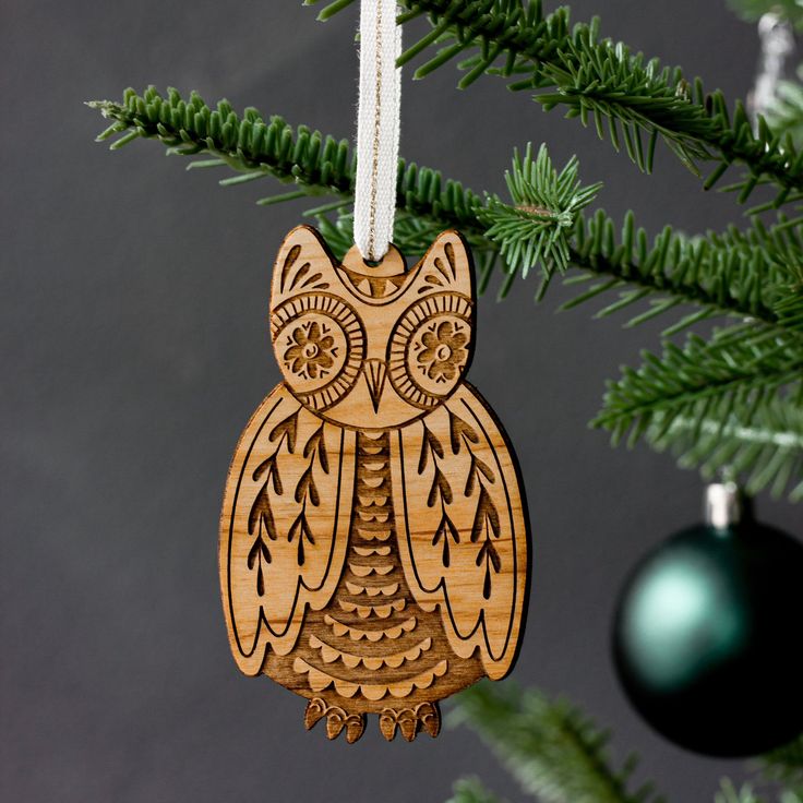 Un búho de madera - Ideas escandinavas para el árbol de Navidad