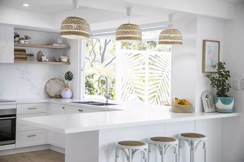 Una cucina grande e luminosa in stile Hamptons