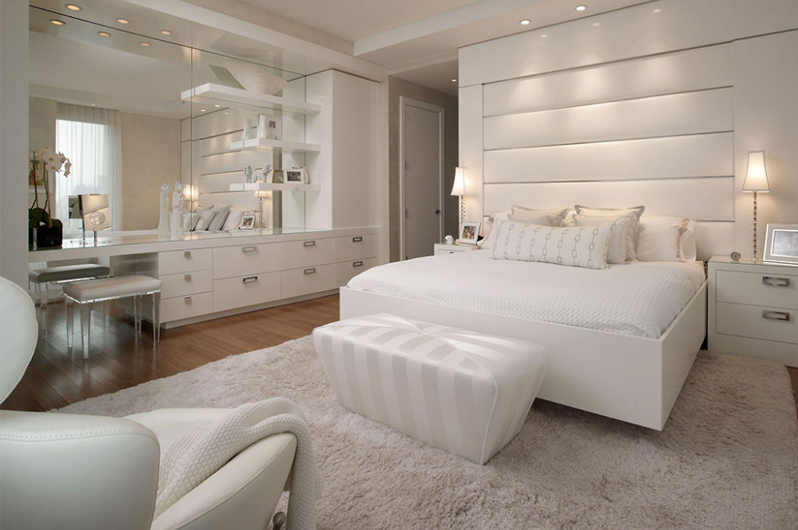 Nowoczesna biała sypialnia glamour