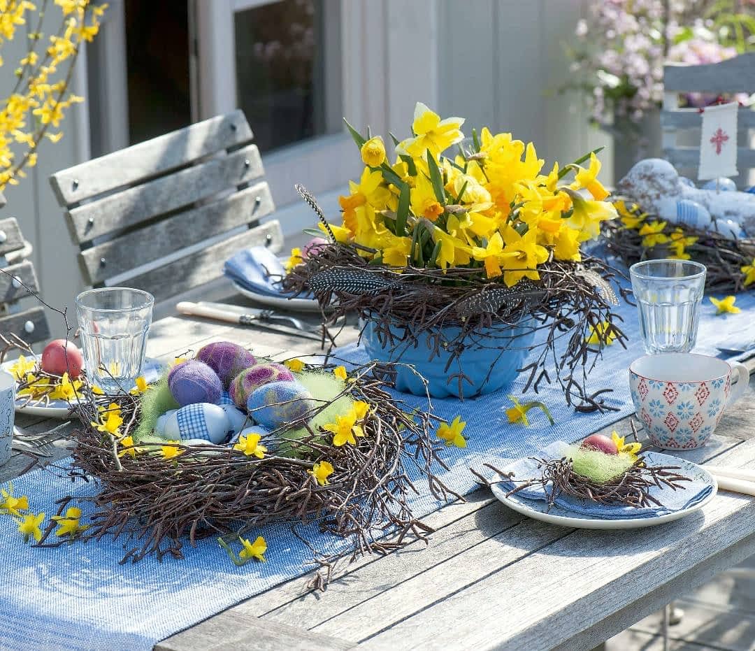 Centres de table de Pâques - nids avec des œufs