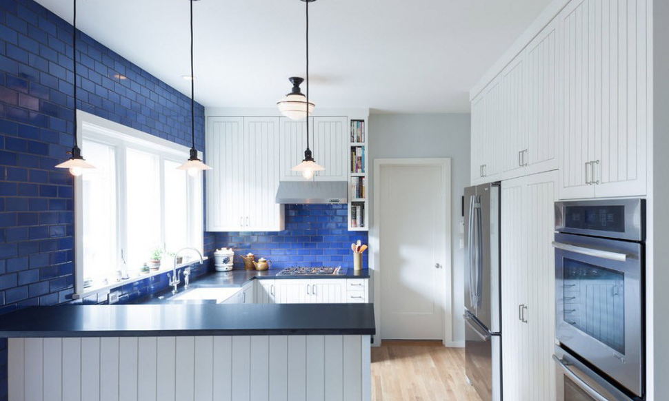 Cucina blu navy - un forte accento di colore sulla parete