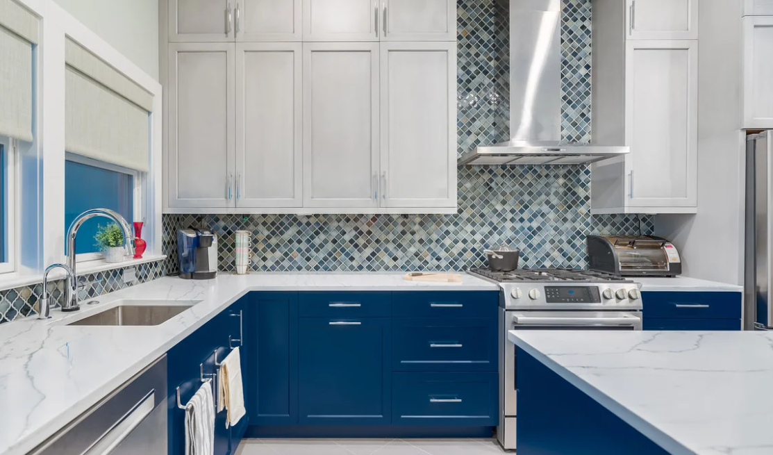 Cucina blu navy con piani di lavoro bianchi