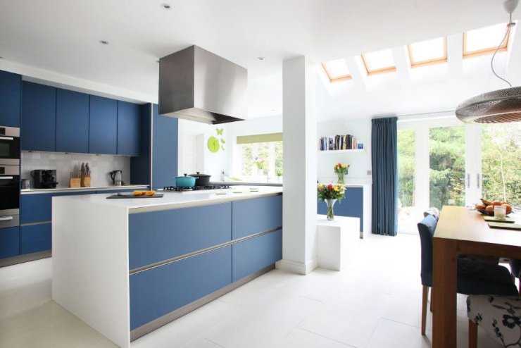 Cucina blu navy e bianca