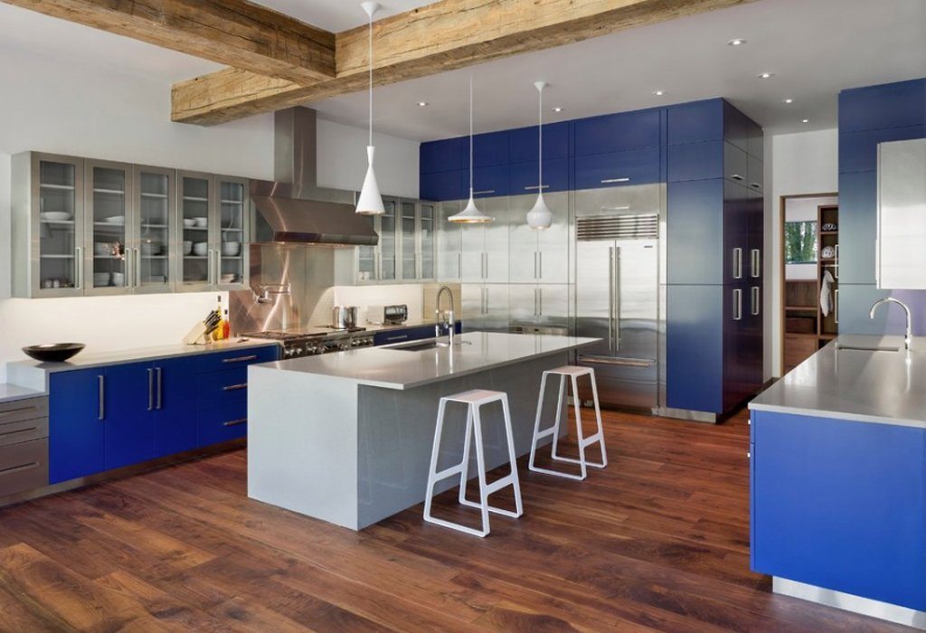 Navy blue kitchen cabinets and wood - a perfect combination!