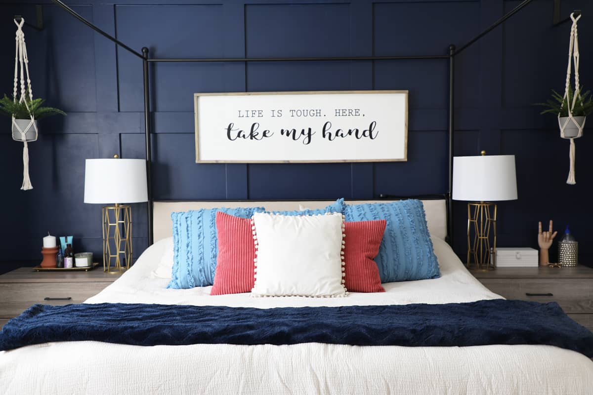 Granatowa sypialnia - czy można wykorzystać w niej inne kolory?