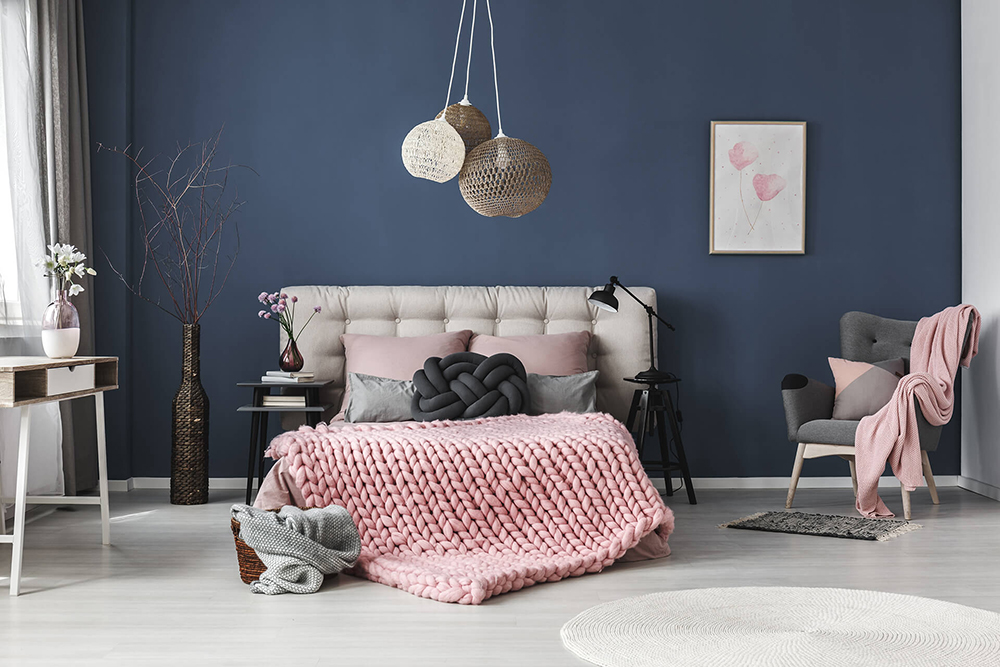 Un dormitorio azul marino con un color - una idea interesante
