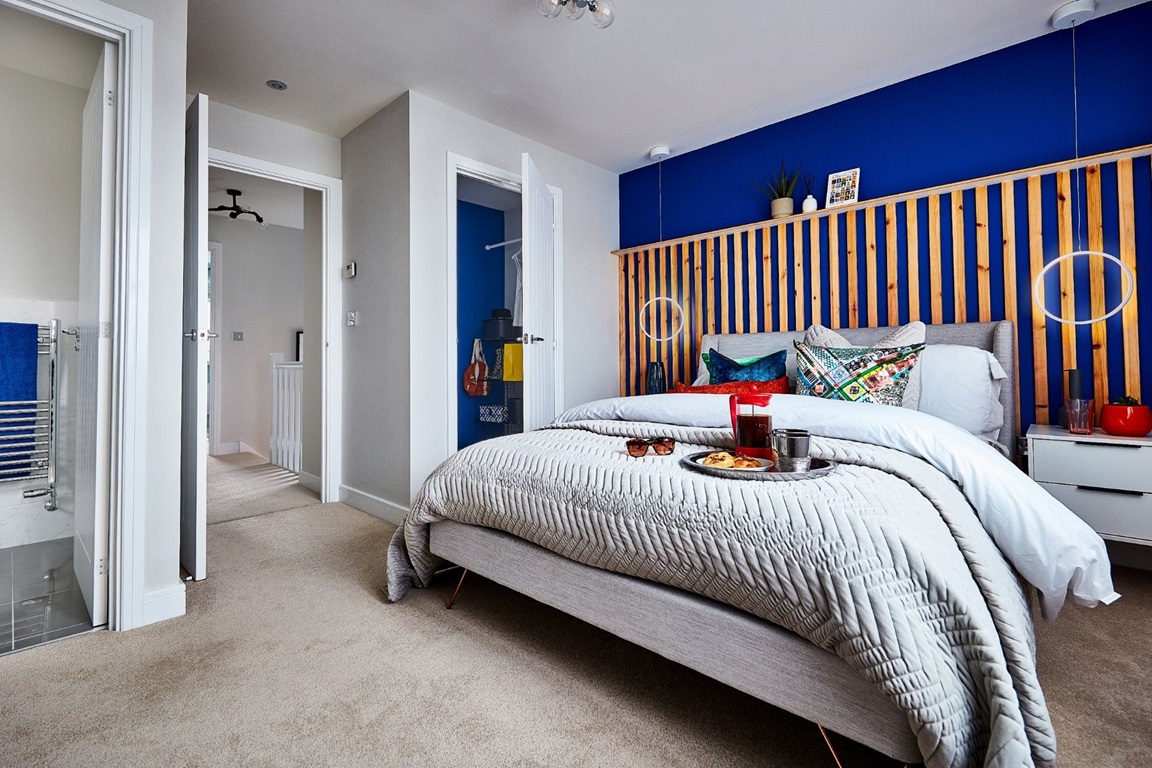 Camera da letto bianca e blu scuro con legno